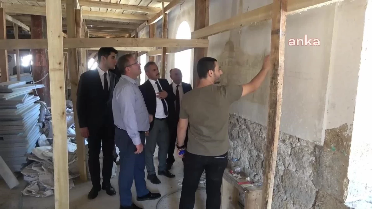 Yozgat\'ta Restore Edilen Caminin Duvarlarında Orijinal Resim ve El Yazmaları Ortaya Çıktı