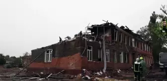 AA ekibi, İzyum'da Rus güçlerinin saldırılarında hasar gören eğitim binasını görüntüledi