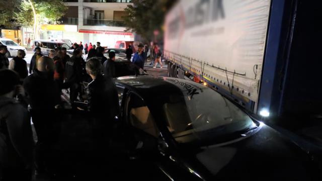 Arızalanan tır caddeye daldı, ortalık savaş alanına döndü Arızalanan tır caddeye daldı, ortalık savaş alanına döndü