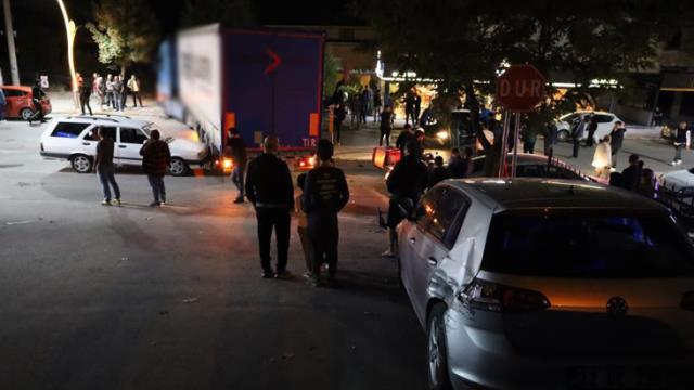 Arızalanan tır caddeye daldı, ortalık savaş alanına döndü Arızalanan tır caddeye daldı, ortalık savaş alanına döndü