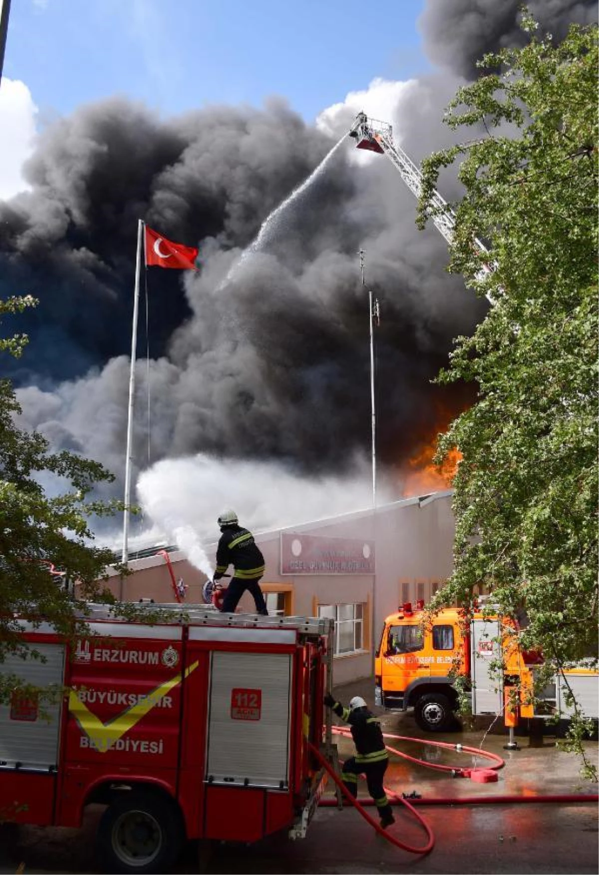 Canları pahasına bayrağı yanmaktan kurtardılar