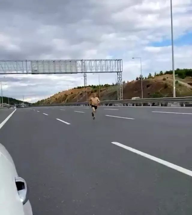 Otobanda yarı çıplak halde koşan adam sürücülerin hayatını tehlikeye attı