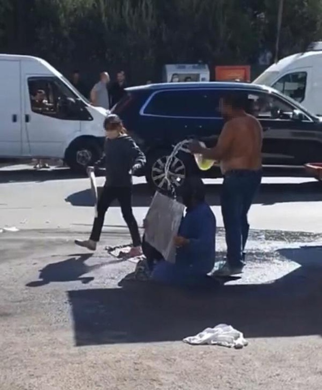 Ceza kesilen seyyar satıcı, 2 çocuğu ve kendi üzerine benzin döküp yakmak istedi Ceza kesilen seyyar satıcı, 2 çocuğu ve kendi üzerine benzin döküp yakmak istedi