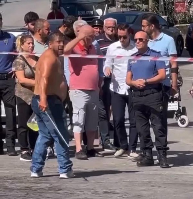 Ceza kesilen seyyar satıcı, 2 çocuğu ve kendi üzerine benzin döküp yakmak istedi Ceza kesilen seyyar satıcı, 2 çocuğu ve kendi üzerine benzin döküp yakmak istedi