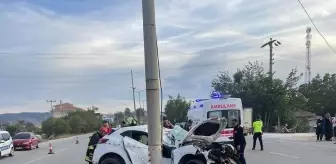 Denizli'de aydınlatma direğine çarpan otomobilin sürücüsü hayatını kaybetti