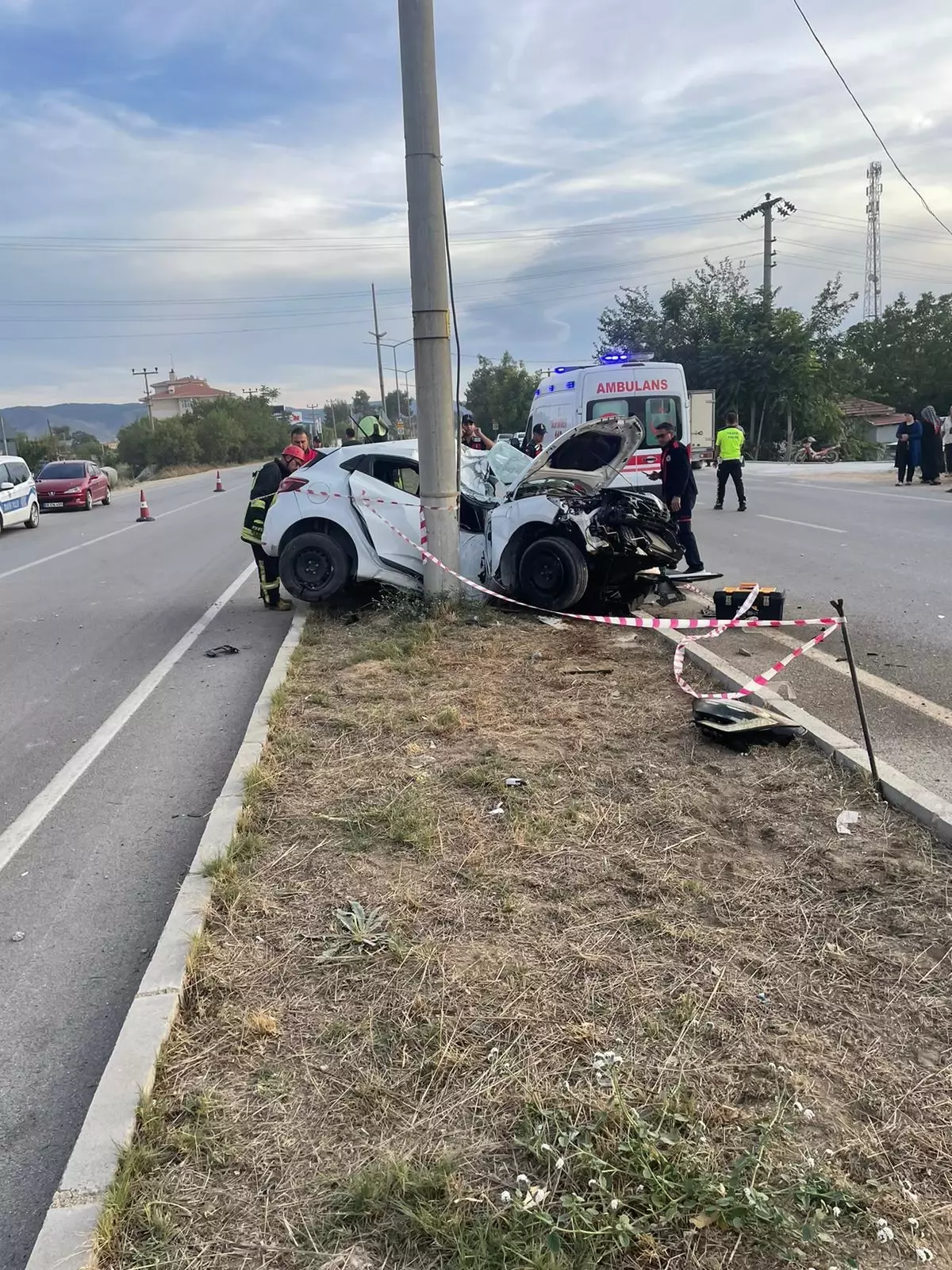 Denizli\'de aydınlatma direğine çarpan otomobilin sürücüsü hayatını kaybetti