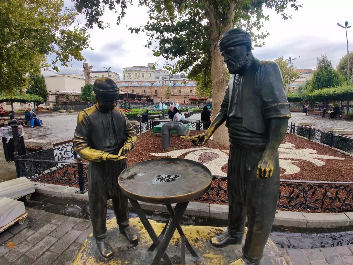 Eminönü Meydanı\'ndaki simitçi heykelinin bronz simitleri çalındı