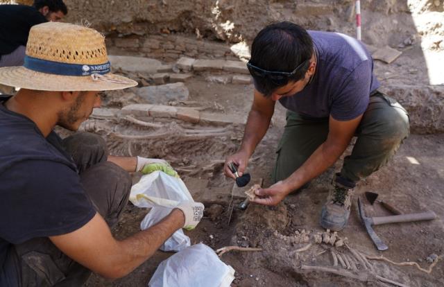 Granada'da Müslümanlara ait kalıntılar bulundu! Kefenlerin yanında ölüm kartına ulaşıldı