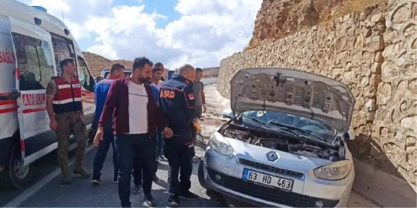 Son dakika haberleri... Hafif ticari araçla otomobil çarpıştı: 5 yaralı