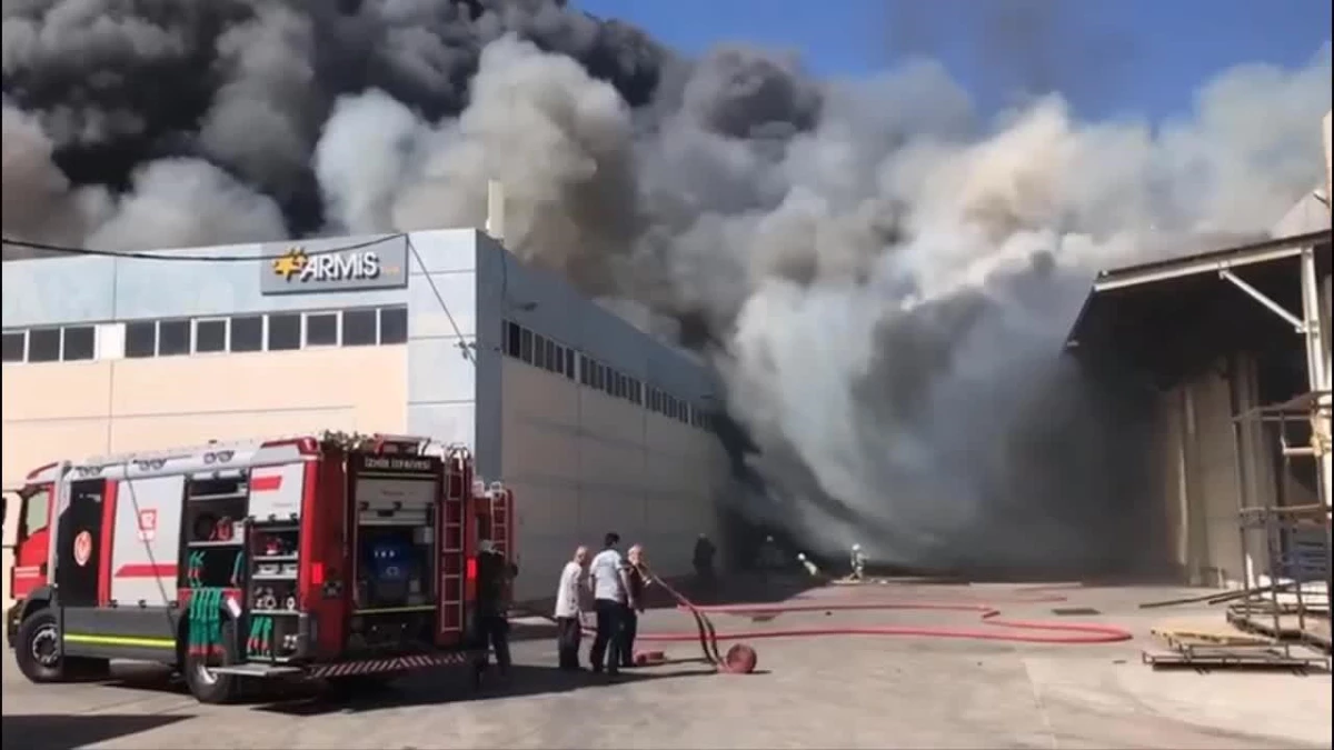 İzmir\'de Yatak Fabrikasında Yangın