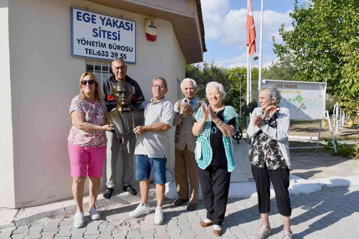 Aydın yerel: Kuşadası Belediyesi, iki siteye Atatürk Büstü hediye etti