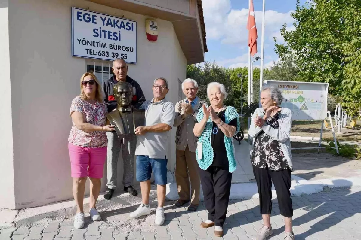 Aydın yerel: Kuşadası Belediyesi, iki siteye Atatürk Büstü hediye etti