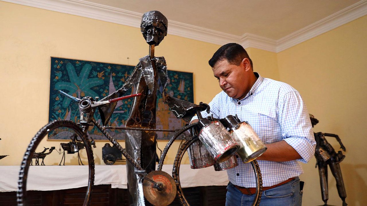 Mısırlı Heykeltraş Hurda Metalden Sanat Eseri Yaratıyor
