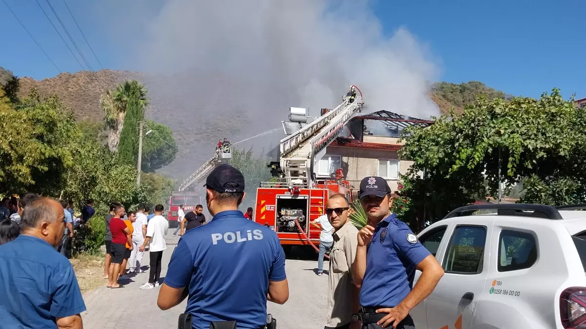 Muğla\'da bir binanın çatı katı yandı