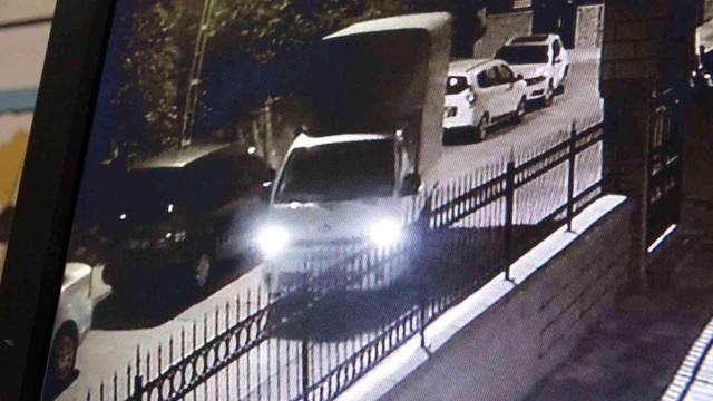 Pnedik'te acemi hırsızlar iş başında! 1 saat boyunca kamyonu çalmaya çalıştılar Pnedik'te acemi hırsızlar iş başında! 1 saat boyunca kamyonu çalmaya çalıştılar
