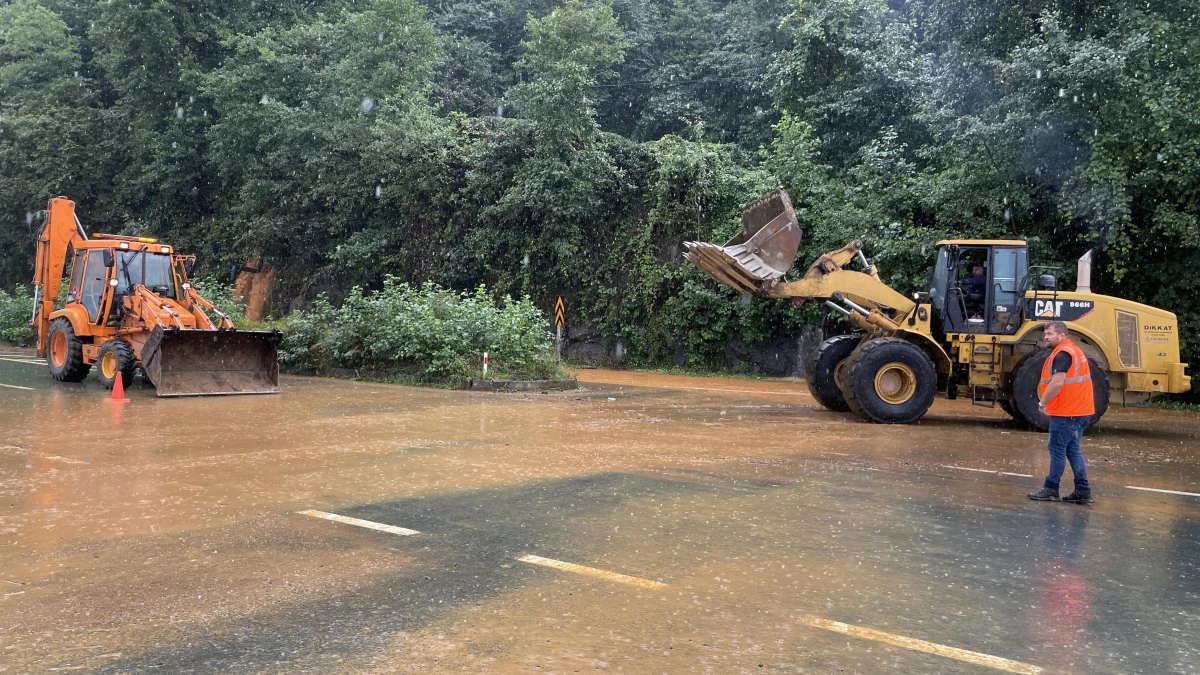 Rize\'de etkili olan sağanak ulaşımı kısmen aksattı