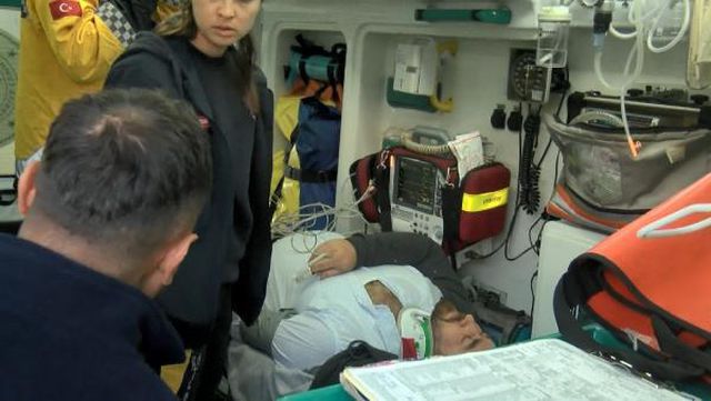Sancaktepe'de servis minibüsleri çarpıştı! Biri ağır 4 yaralı Sancaktepe'de servis minibüsleri çarpıştı! Biri ağır 4 yaralı