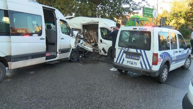 Sancaktepe'de servis minibüsleri çarpıştı! Biri ağır 4 yaralı Sancaktepe'de servis minibüsleri çarpıştı! Biri ağır 4 yaralı