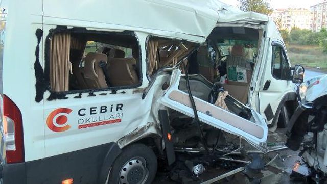 Sancaktepe'de servis minibüsleri çarpıştı! Biri ağır 4 yaralı Sancaktepe'de servis minibüsleri çarpıştı! Biri ağır 4 yaralı