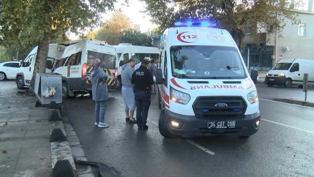 Sancaktepe'de servis minibüsleri çarpıştı! Biri ağır 4 yaralı Sancaktepe'de servis minibüsleri çarpıştı! Biri ağır 4 yaralı