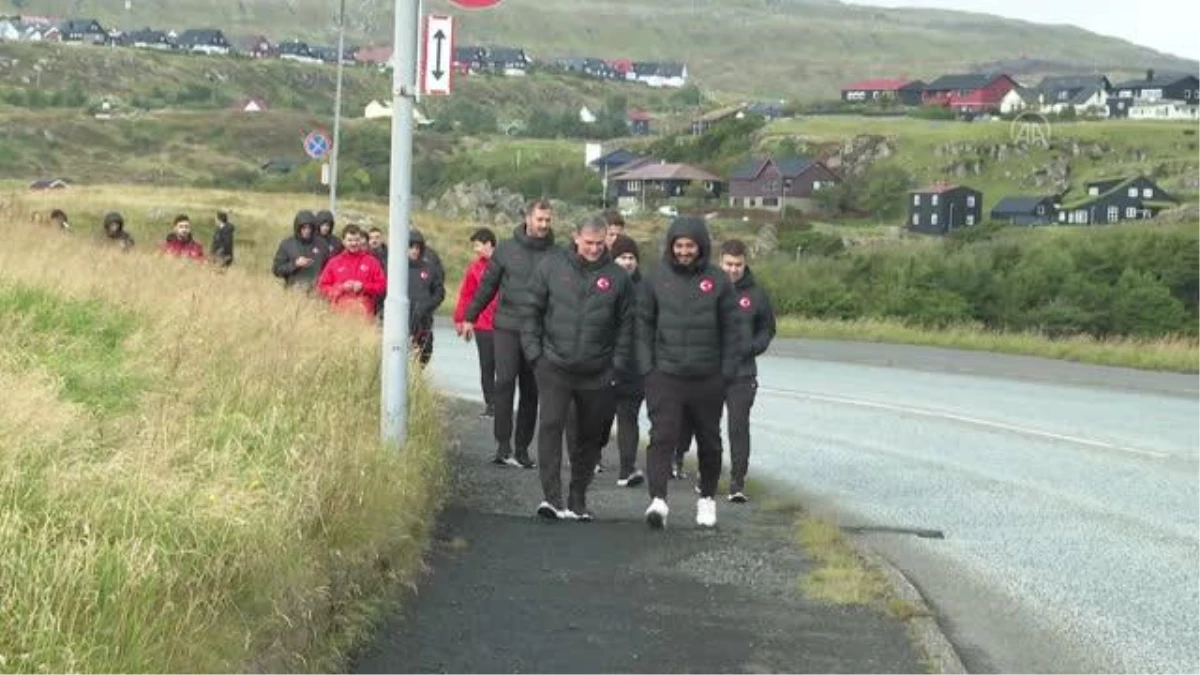 A Milli Futbol Takımı, Faroe Adaları\'nda yarınki maç öncesi yürüyüş yaptı