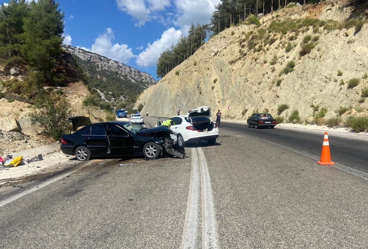 Antalya\'da iki otomobil çarpıştı, 4 kişi yaralandı