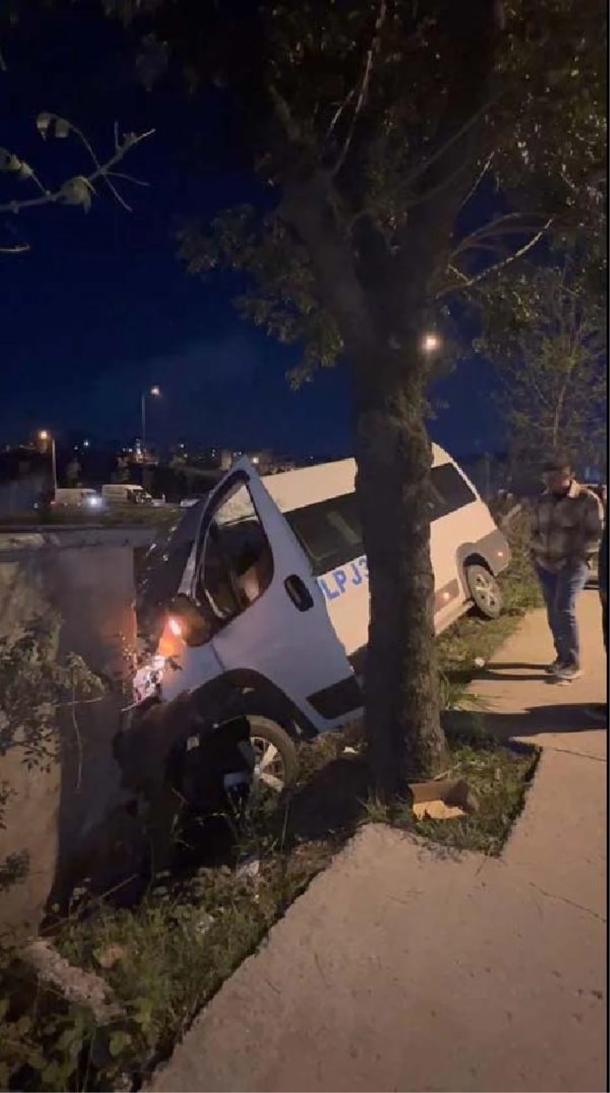 Son dakika haberleri... Arnavutköy\'de kaza yapan servis aracı kaldırımda yürüyen öğrenciye çarptı