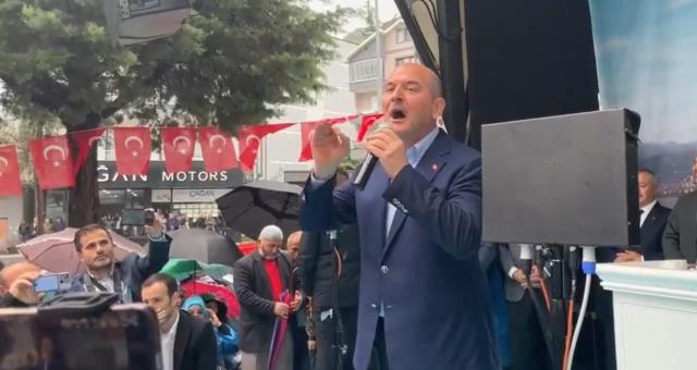 Bakan Soylu'nun mitinginde gökkuşağı renkli şemsiyeye müdahale! Korumalar böyle kapattırdı Bakan Soylu'nun mitinginde gökkuşağı renkli şemsiyeye müdahale! Korumalar böyle kapattırdı
