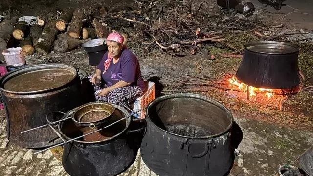 Bakır tavalarda kızgın ateşte 4-5 saat kaynıyor, kilogramı 100 liradan satılıyor