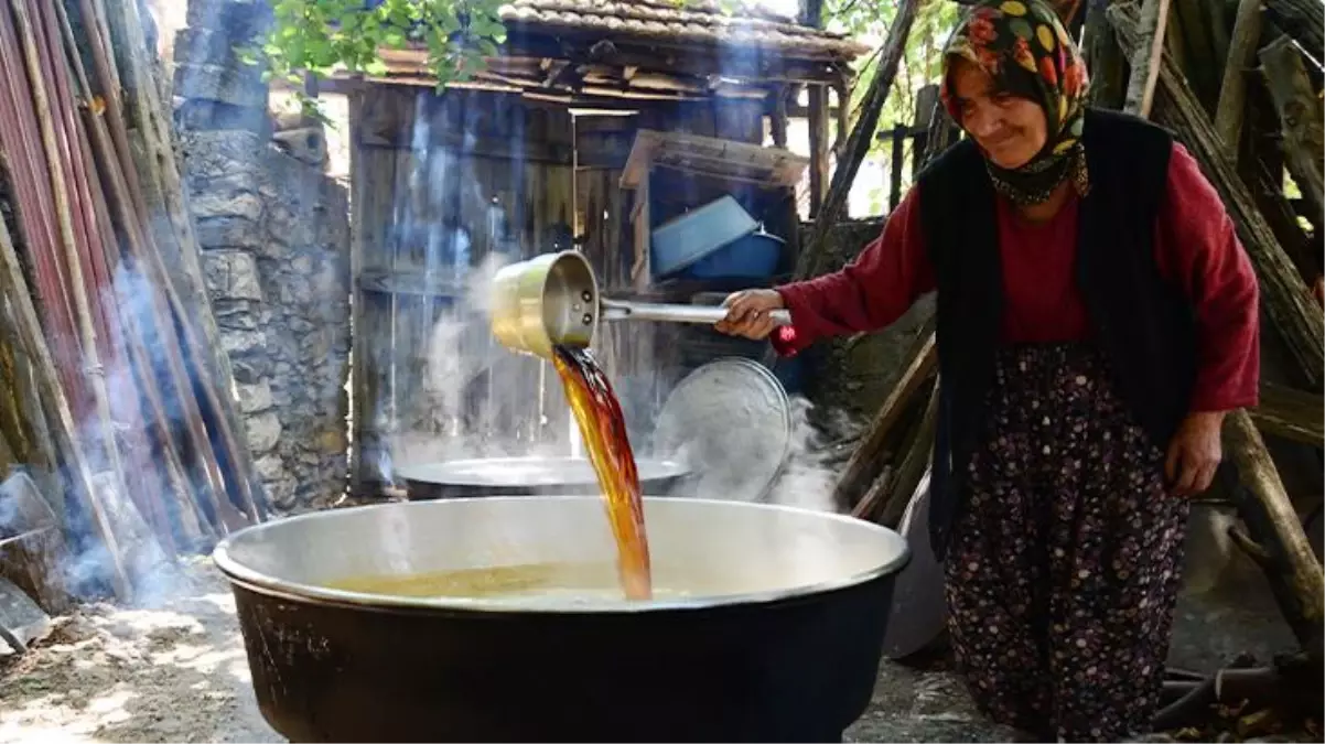 Bakır tavalarda kızgın ateşte 4-5 saat kaynayan üzümler kilogramı 100 liradan alıcı buluyor