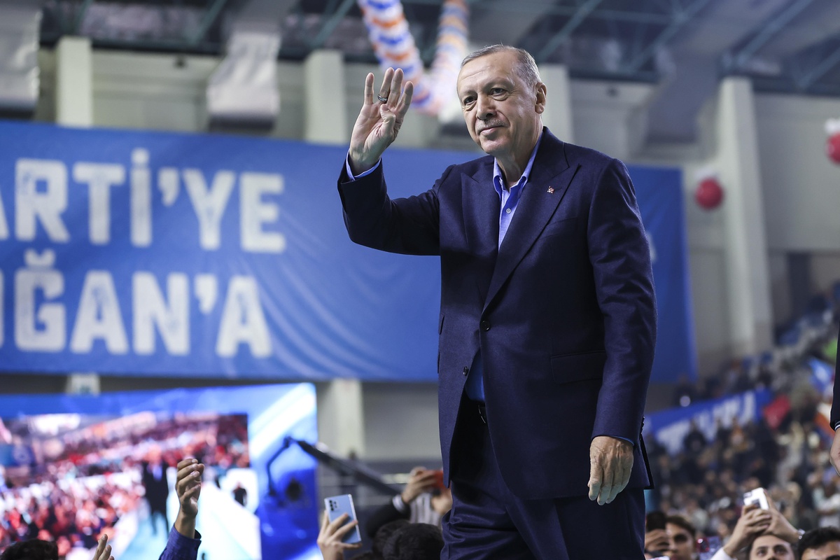 Cumhurbaşkanı Erdoğan: "Gençleri kendi kısır siyasetleri için çantada keklik görenlere en güzel cevabı siz (gençler) vereceksiniz."