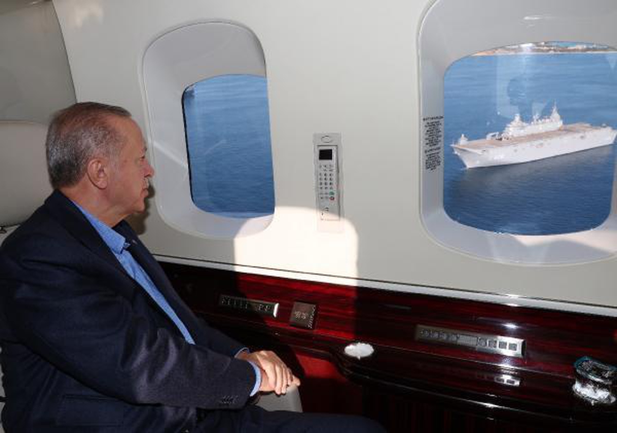 Cumhurbaşkanı Erdoğan TCG Anadolu Gemisi\'ni havadan inceledi