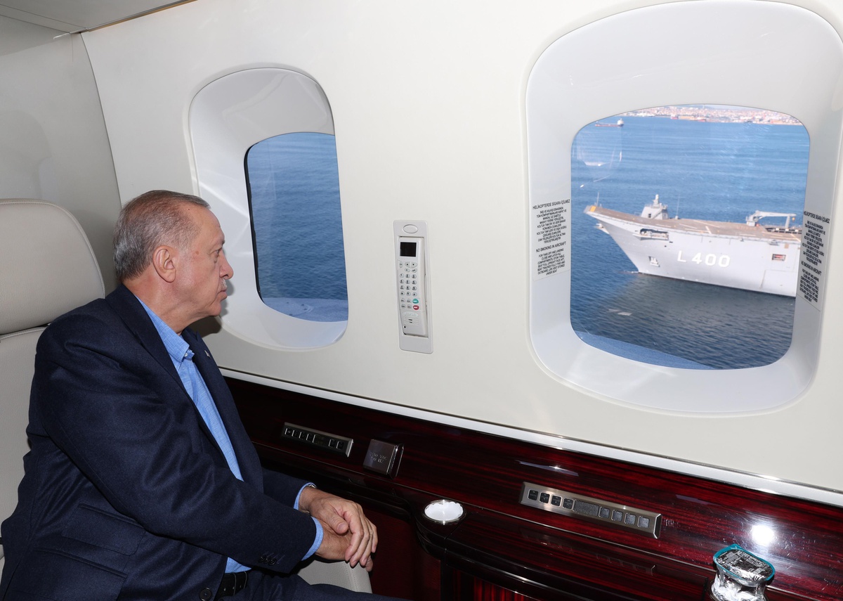 Cumhurbaşkanı Erdoğan, TCG Anadolu\'yu havadan inceledi