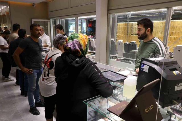 Altında yaşanan düşüşün ardından yatırımcılar kuyumculara koştu Altında yaşanan düşüşün ardından yatırımcılar kuyumculara koştu