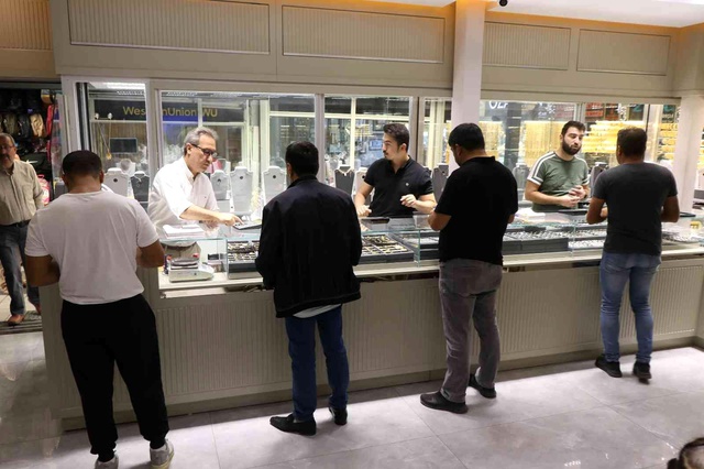 Altında yaşanan düşüşün ardından yatırımcılar kuyumculara koştu Altında yaşanan düşüşün ardından yatırımcılar kuyumculara koştu