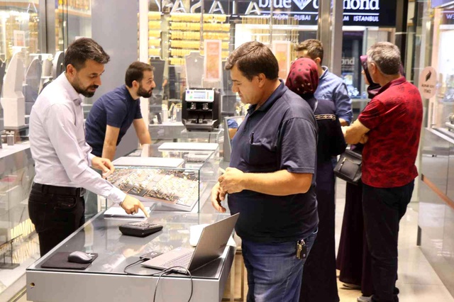 Altında yaşanan düşüşün ardından yatırımcılar kuyumculara koştu Altında yaşanan düşüşün ardından yatırımcılar kuyumculara koştu