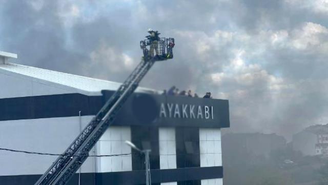 Fabrikada yangın çıktı İşçiler çatıda mahsur kaldı