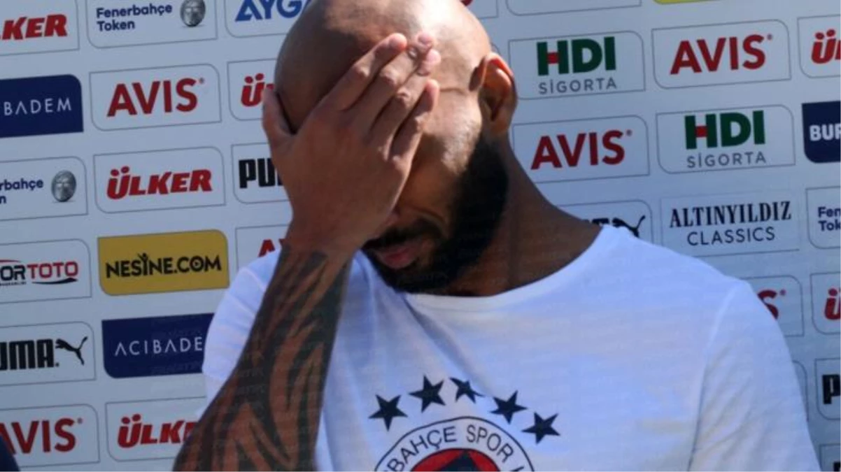 Fenerbahçeli Joao Pedro\'nun acı dolu anları! Basın toplantısı sırasında arı saldırısına uğradı