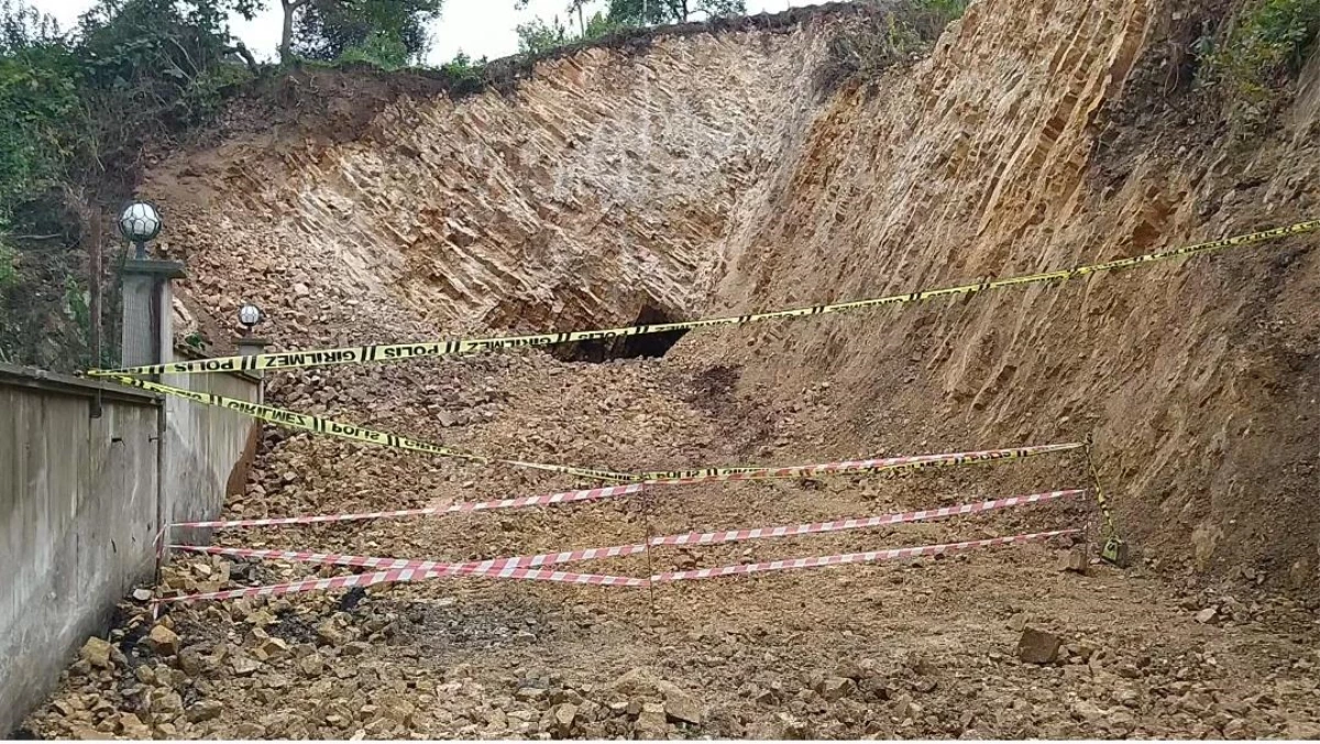 Ordu\'da belediyenin yol çalışmasında mağara bulundu