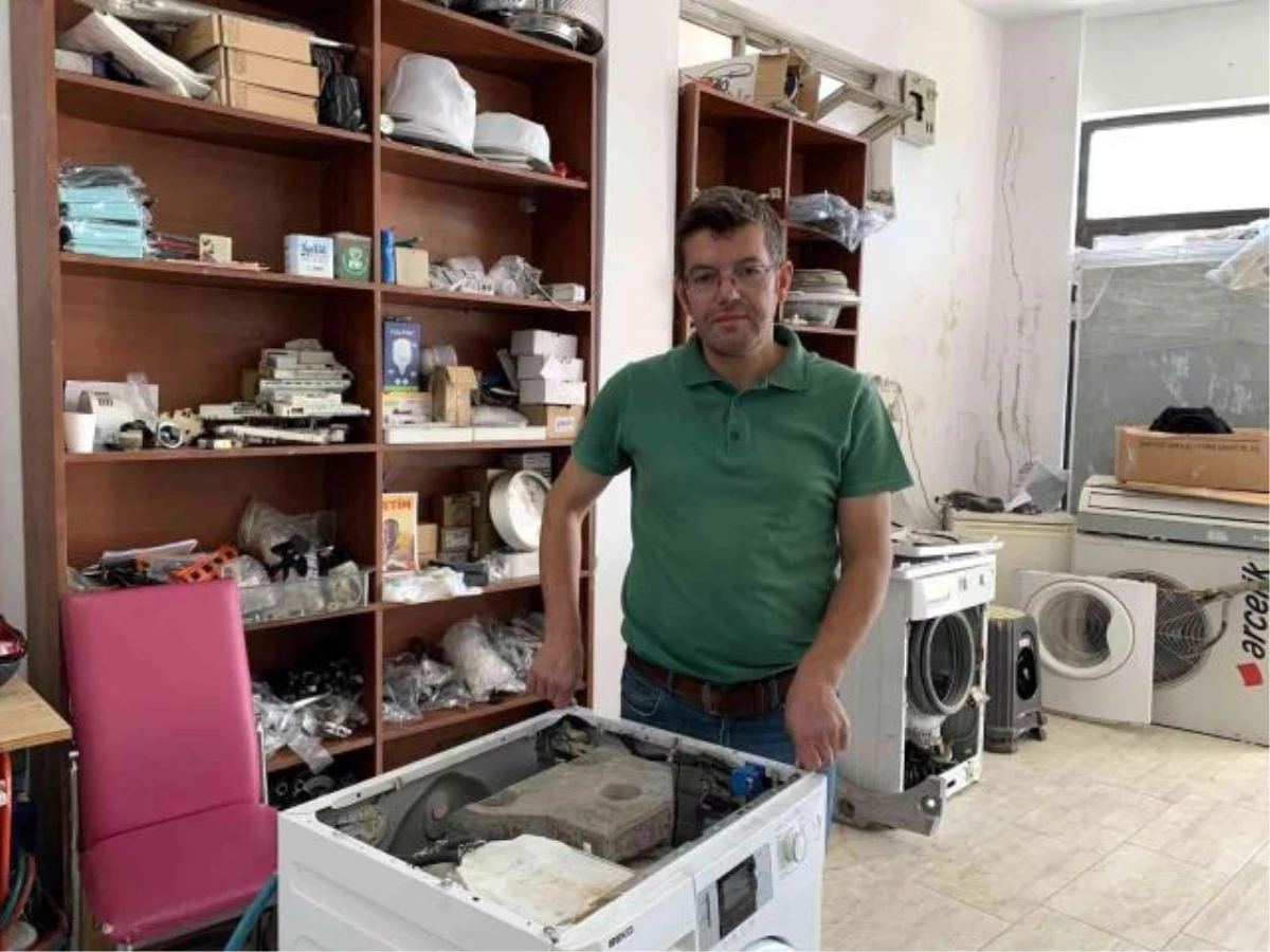 Tamir ettiği çamaşır makinesinden 1,5 metre uzunluğunda yılan derisi çıktı