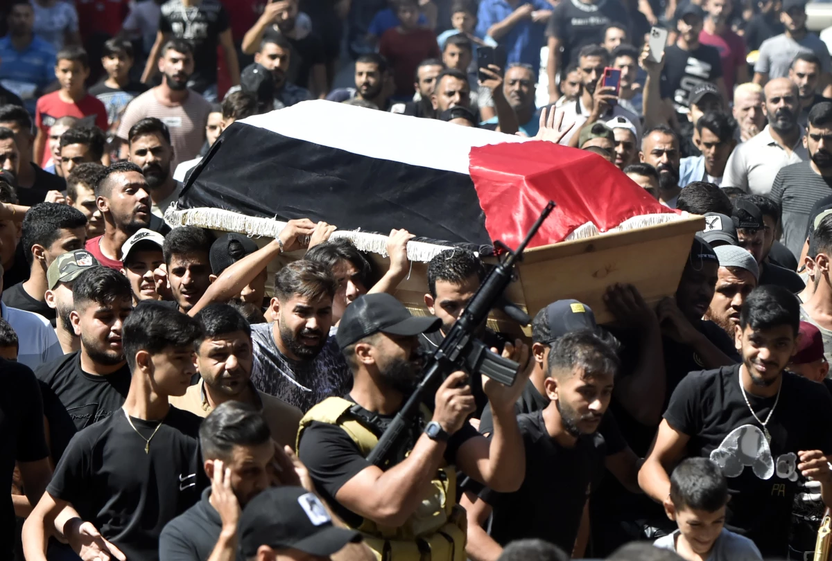 Tekne faciasında ölen Filistinli genç Beyrut\'ta toprağa verildi
