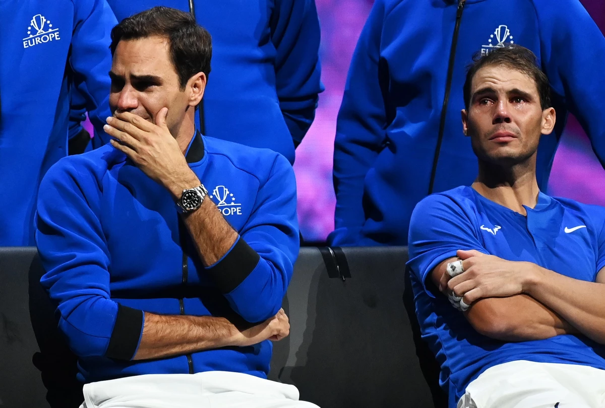 Tenisin yaşayan efsanesi Roger Federer kortlara veda etti! Ezeli rakibiyle duygusal anlar yaşadı