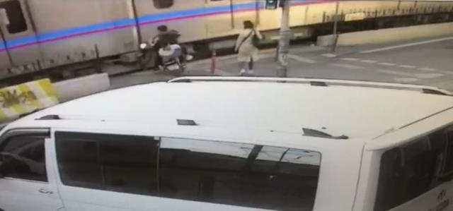 Tramvaya çarpan motosiklet sürücüsü, metrelerce sürüklendi