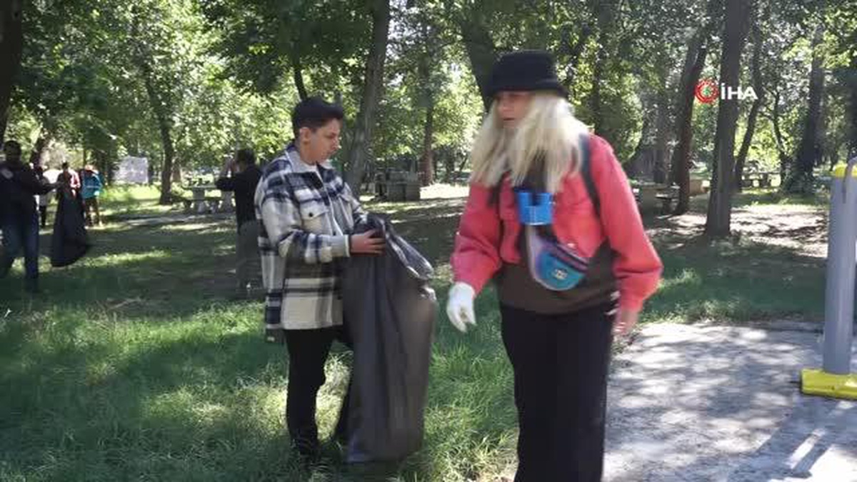 Türk, Yunan ve Bulgar gençler Meriç kıyısındaki ormanda çevre temizliği yaptı
