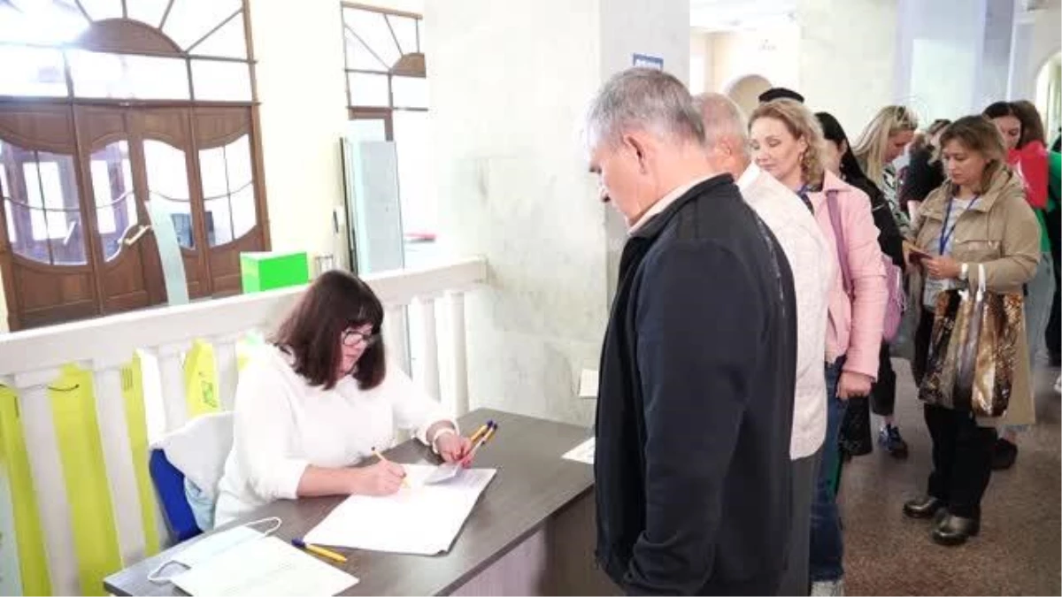 Ukrayna\'daki ayrılıkçı yönetimler Rusya\'ya katılmak için referandum düzenliyor