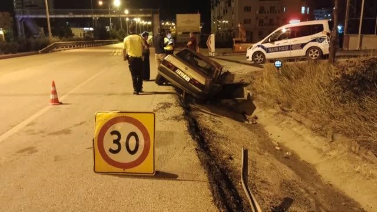 Hatay\'da yol kenarına devrilen otomobilin sürücüsü yaralandı