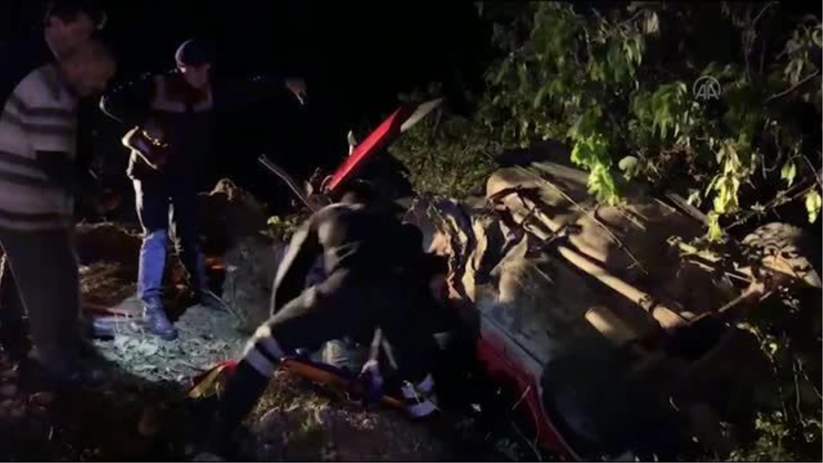 Bolu\'da ağaca çarparak ikiye ayrılan otomobildeki 2 çocuk yaralandı