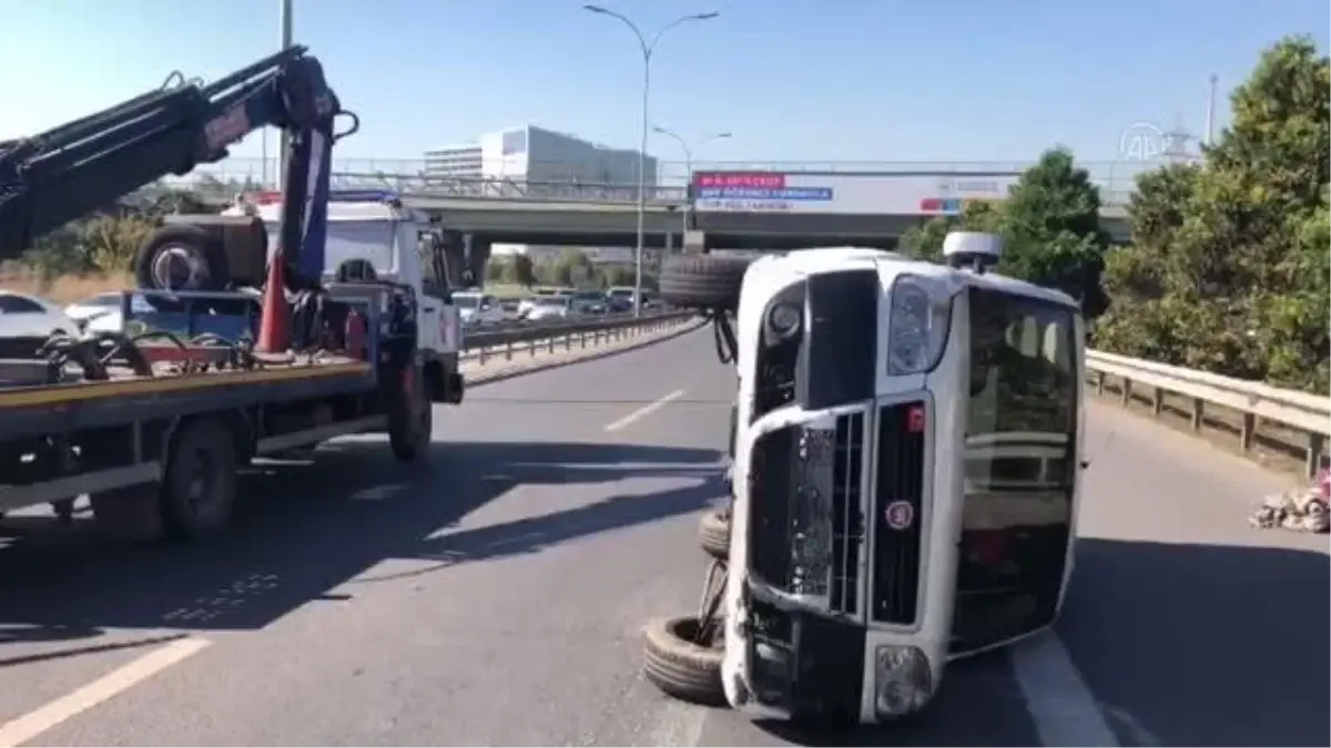 Bahçelievler\'de devrilen hafif ticari araçtaki 3 kişi ağır yaralandı