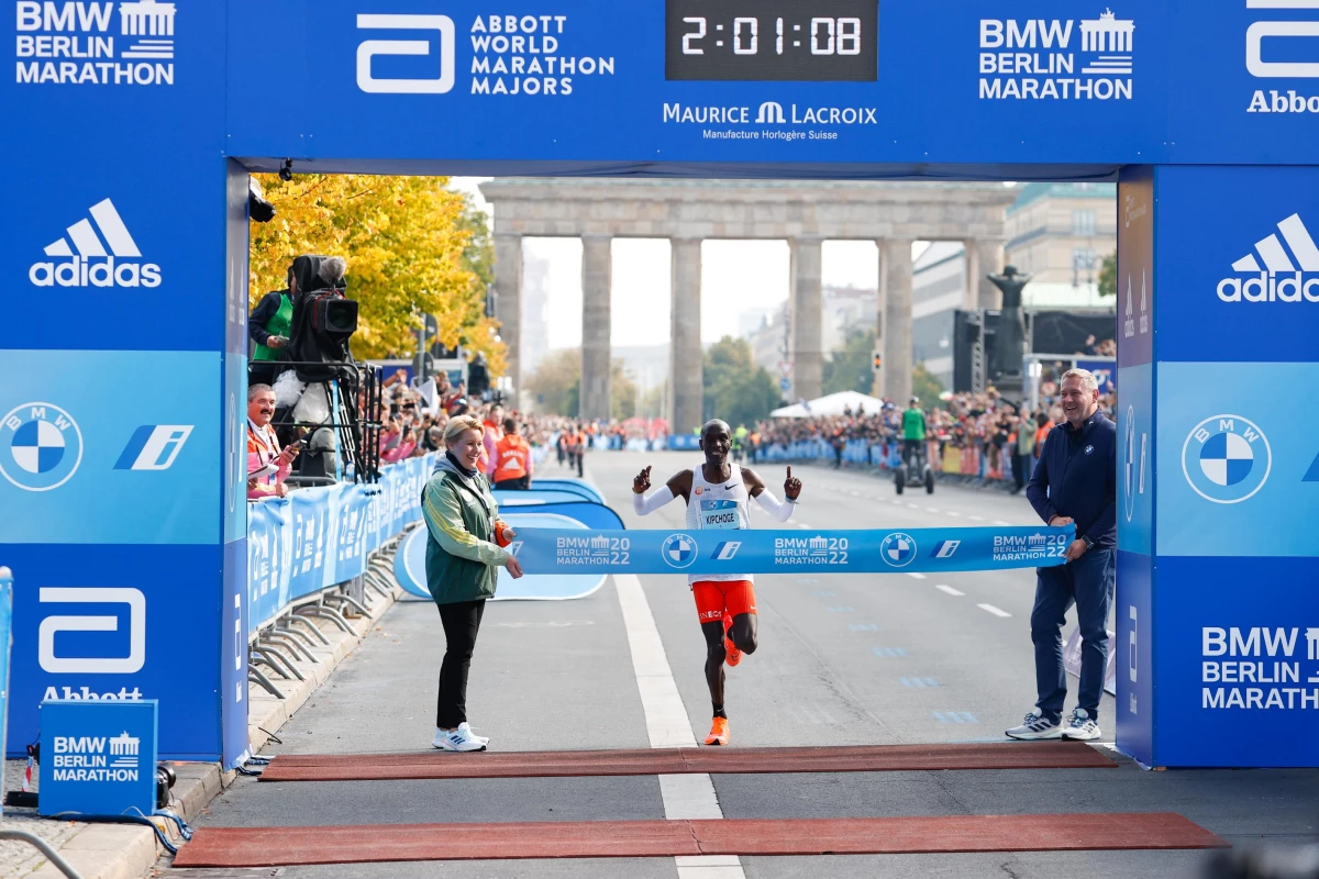Berlin Maratonu\'nu birincisi Eliud Kipchoge kendisine ait dünya rekorunu geliştirdi
