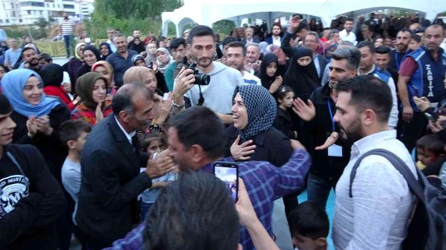 Bedava ev için izdiham oluşturdular! 2+1 evin sahibi olan kişi çığlık çığlığa sevindi Bedava ev için izdiham oluşturdular! 2+1 evin sahibi olan kişi çığlık çığlığa sevindi